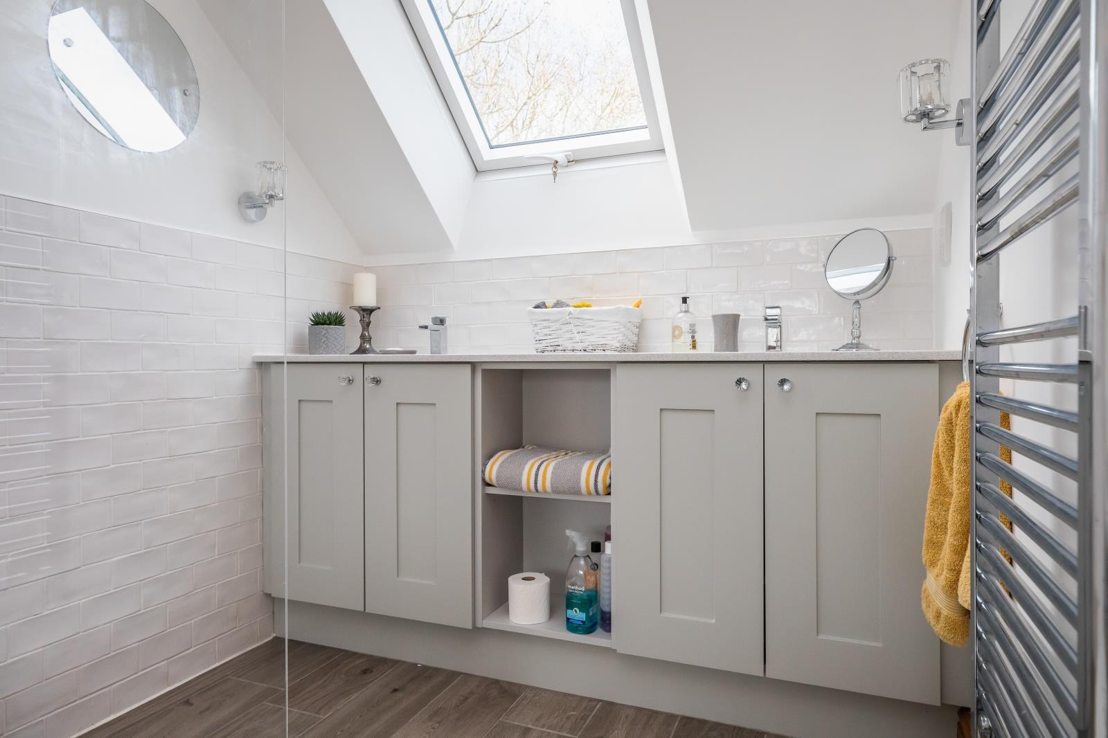 A BEDROOM 2 EN SUITE