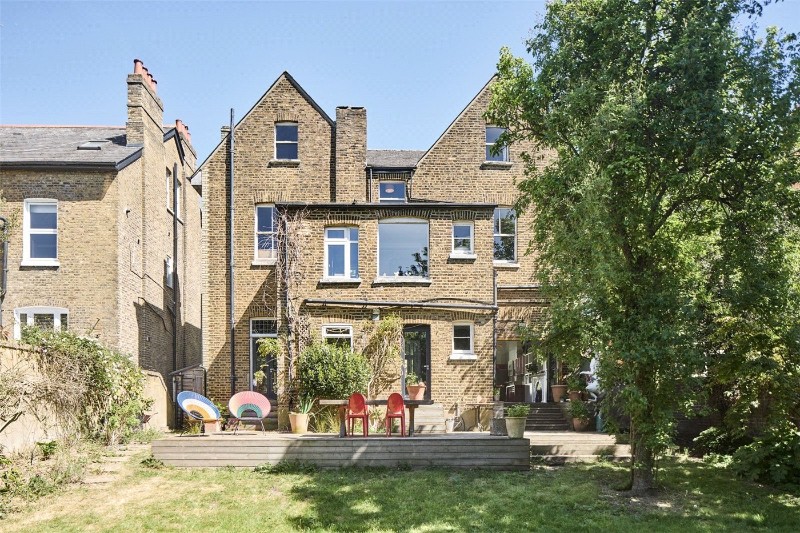 Avenue Crescent, London, W3