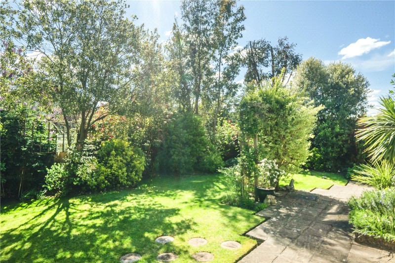 Wentworth Close, Farnham, Surrey, GU9