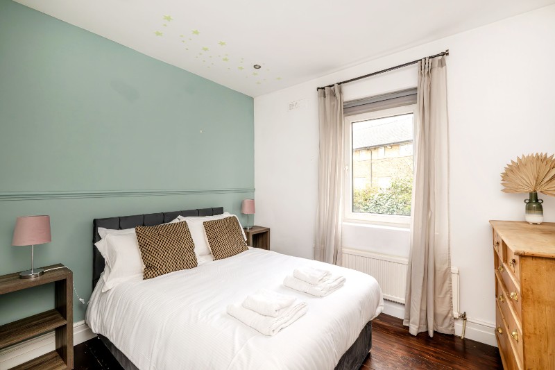 Holberton Gardens, London, NW10