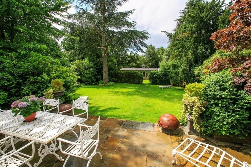 Roedean Crescent, London, SW15
