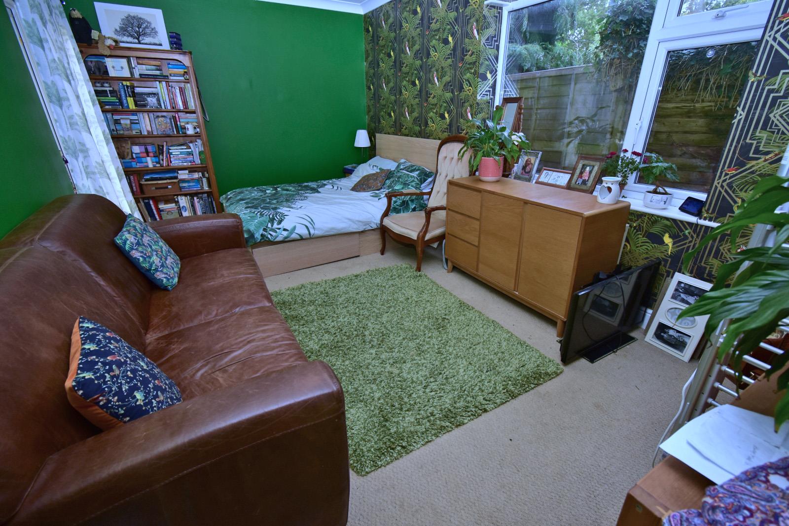 A FAMILY ROOM BEDROO