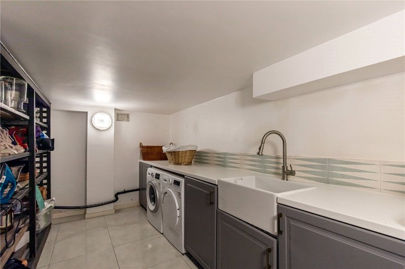 Avenue Crescent, London, W3