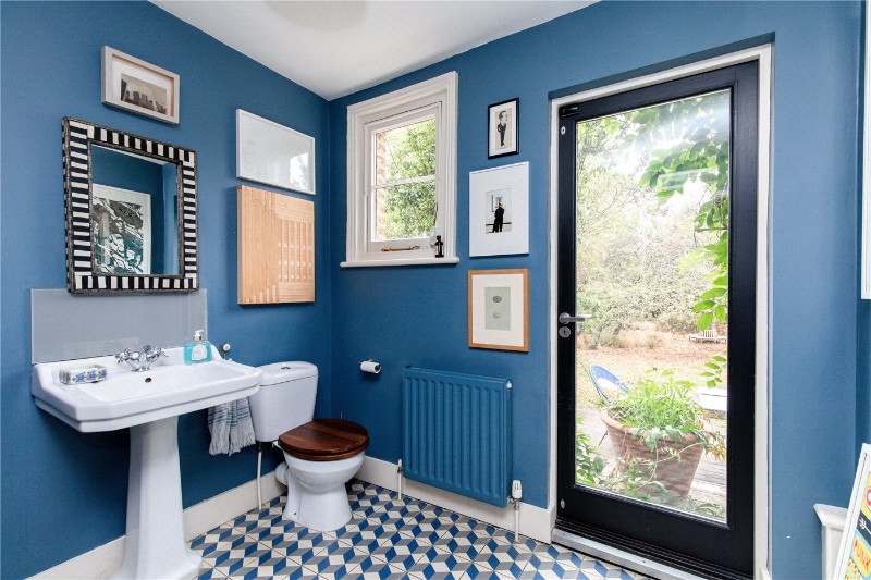 Avenue Crescent, London, W3