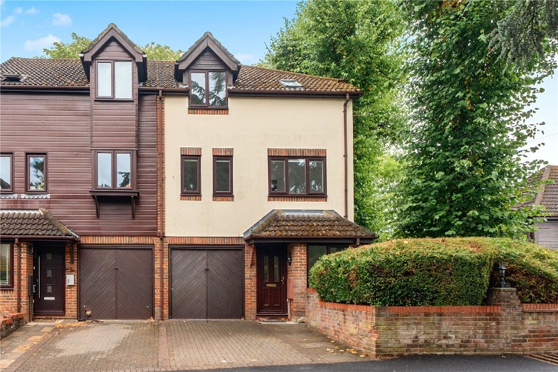 Fairholme Gardens, Farnham, Surrey, GU9