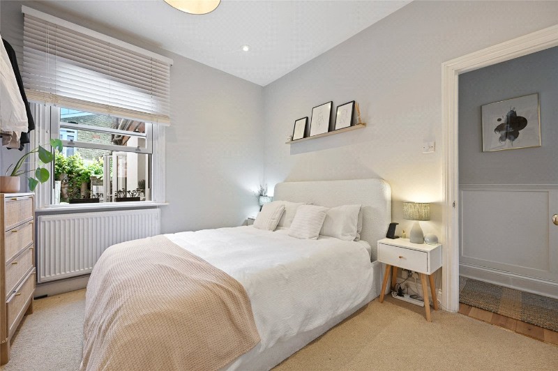 Oaklands Grove, London, W12