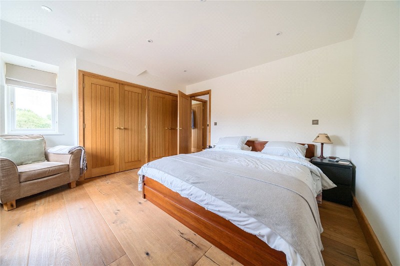 East Bridge Close, Tilford, Farnham, Surrey, GU10