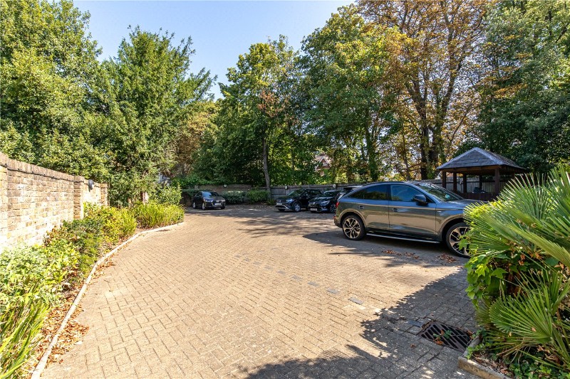 North Common Road, London, W5