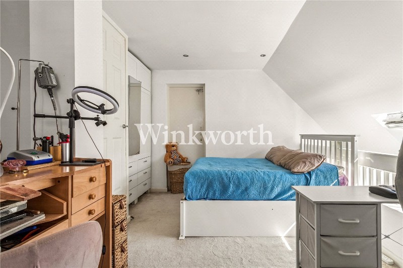 Pilgrims Close, London, N13
