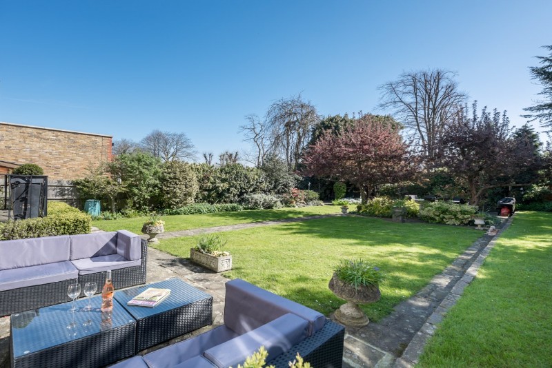 St. Simon&#39;s Avenue, London, SW15