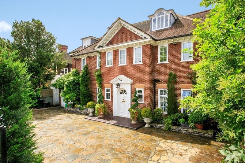 Roedean Crescent, London, SW15