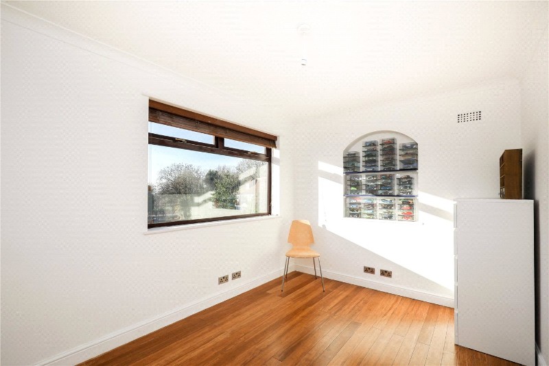 Dallas Road, London, W5