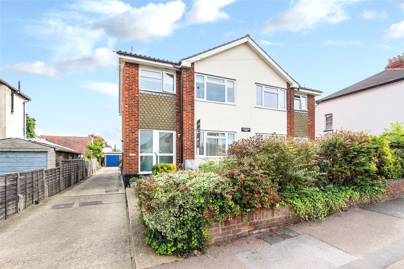 2 bedroom property for sale in Elmsleigh Drive, LeighonSea, Essex
