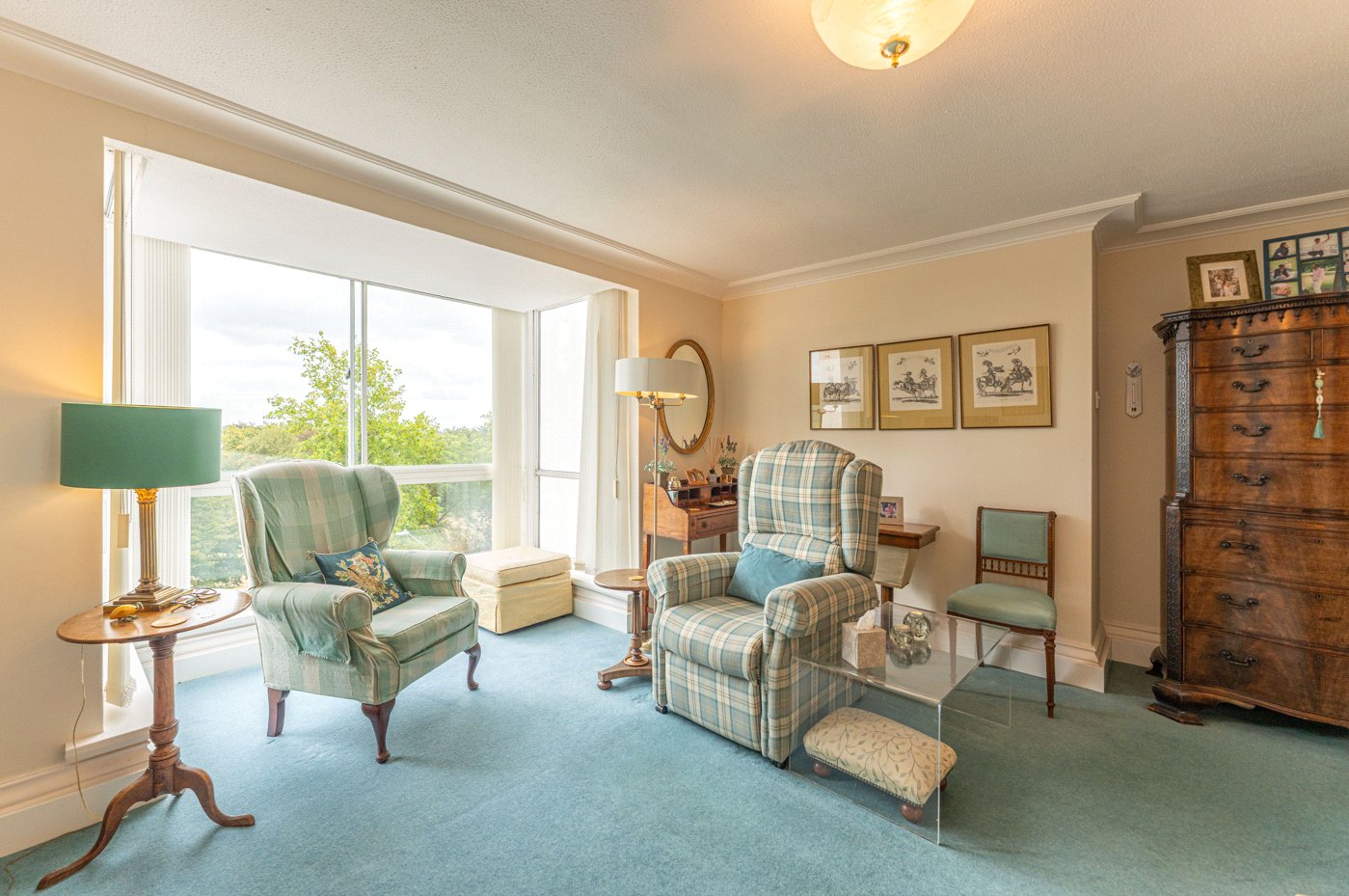 Sitting Room To Bay