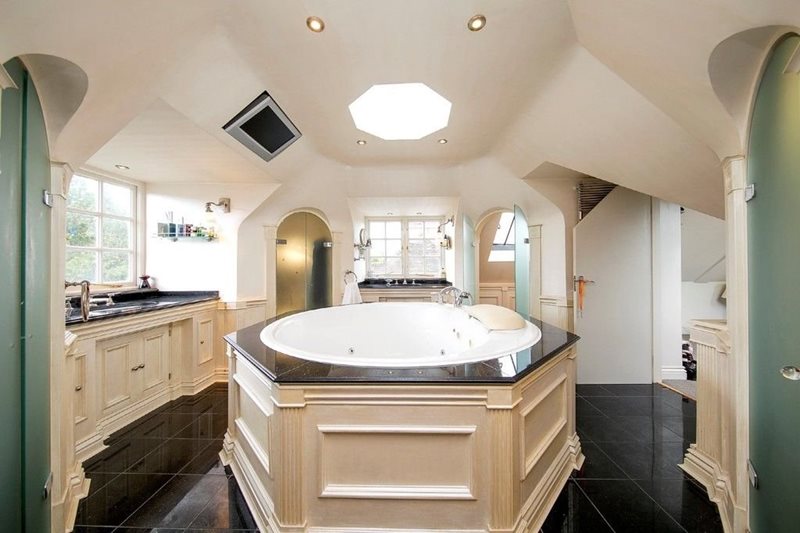Roedean Crescent, London, SW15