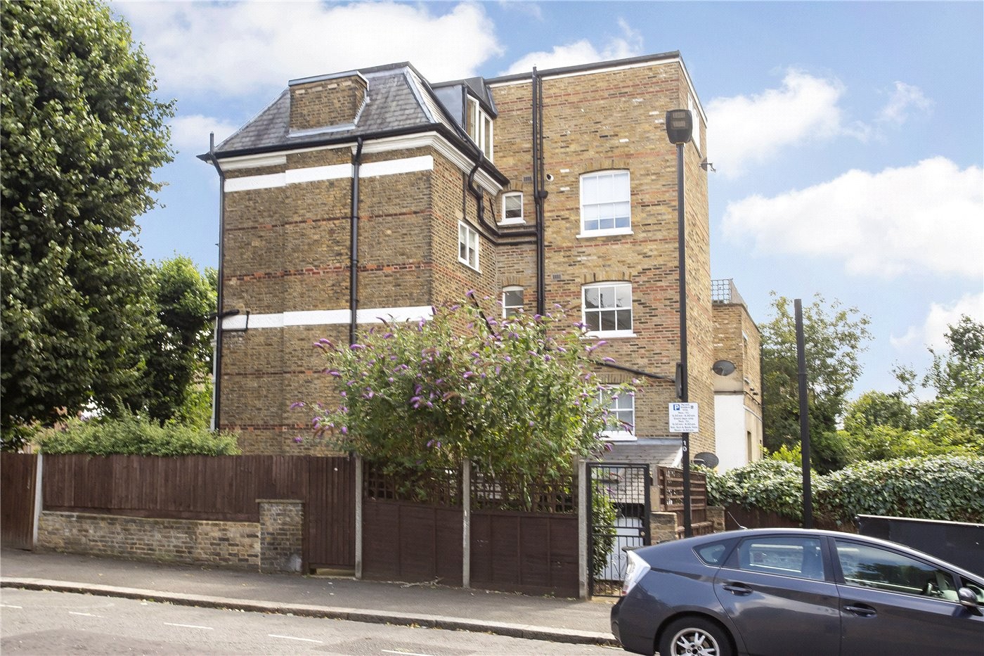 2 bedroom property for sale in Queens Drive, London, N4 £600,000