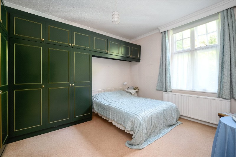 Oatlands Chase, Weybridge, Surrey, KT13