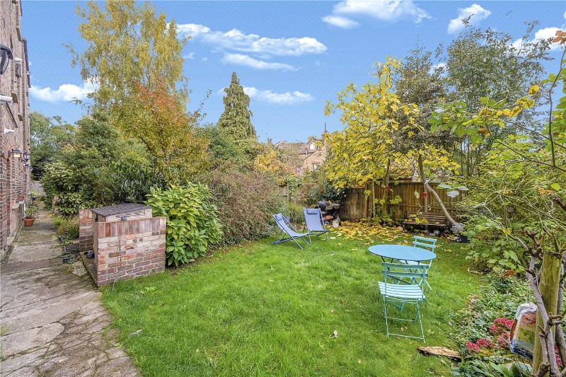 Ferme Park Mansions, Ferme Park Road, N8