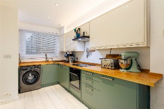 North Lodge Close, London, SW15