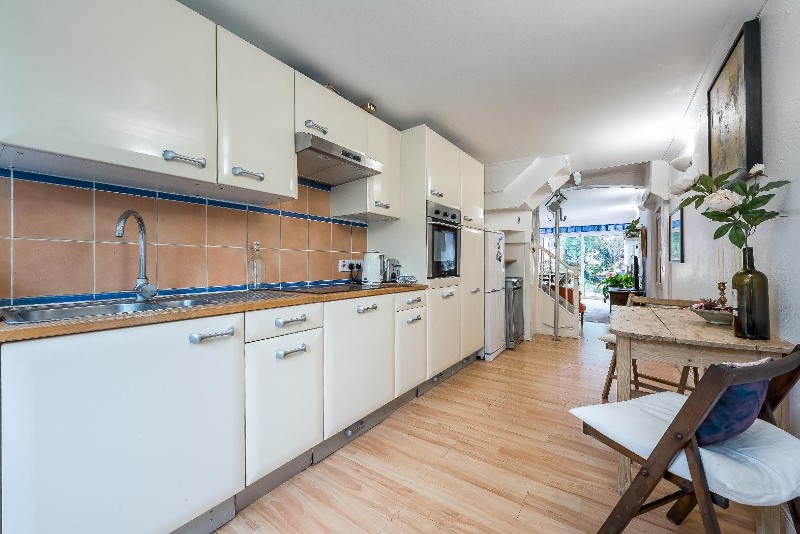 Larkhall Lane, SW4