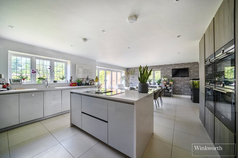 Bagshot Road, Chobham, Woking, Surrey, GU24
