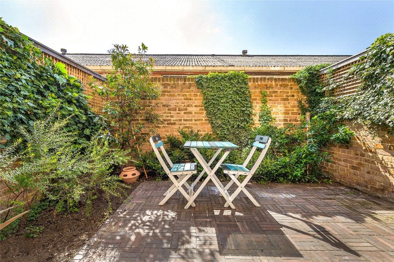 Narrowboat Avenue, Brentford, TW8