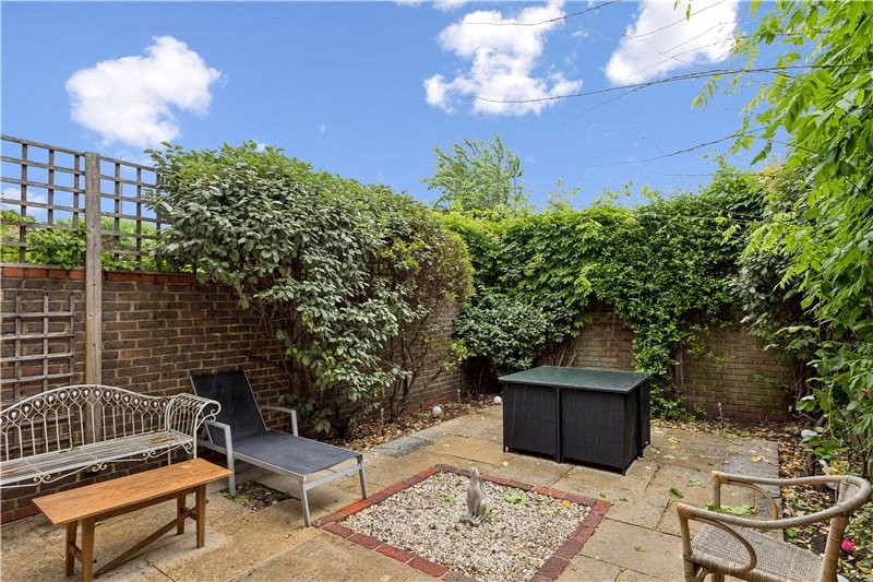 Whistlers Avenue, London, Morgans Walk, Battersea Church Road, SW11