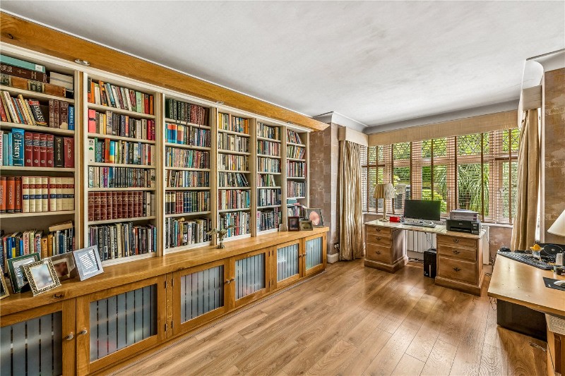 Creighton Avenue, London, N2