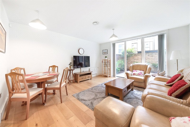 Narrowboat Avenue, Brentford, TW8