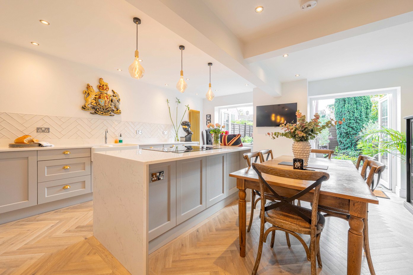 Dining To Rear