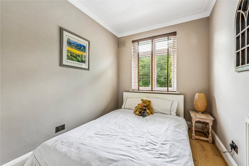 Creighton Avenue, London, N2