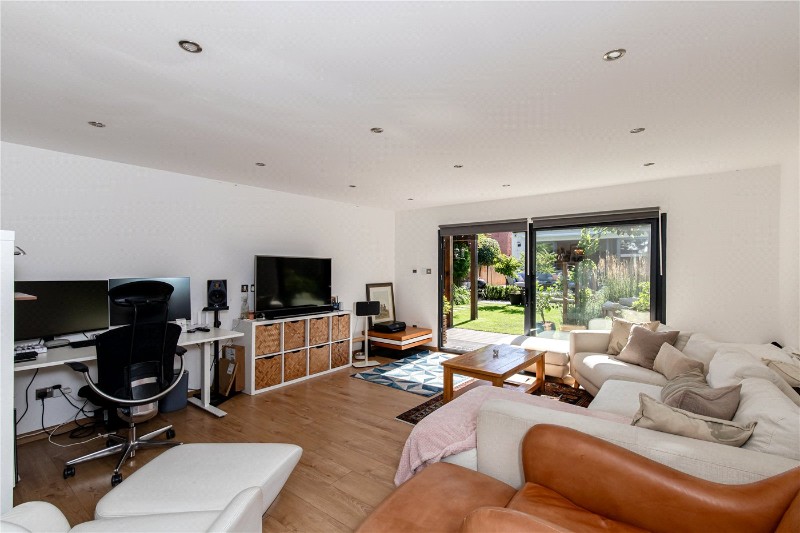 Gunnersbury Avenue, London, W5