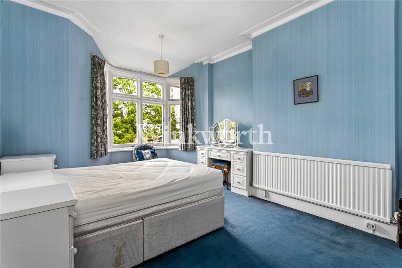 Caversham Avenue, London, N13