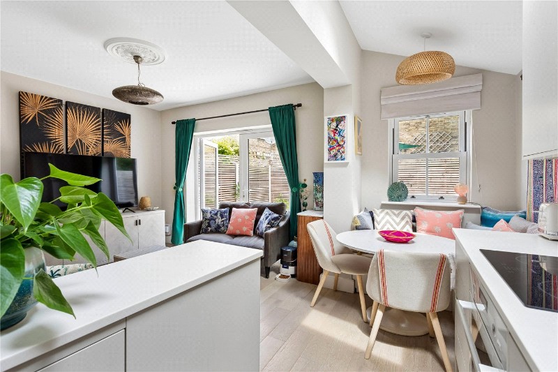 Dinsmore Road, London, SW12
